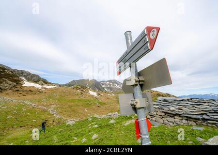 Wandern auf dem alpinen Weg, Porcile Seen, Val Lunga, Tartano Tal, Valtellina, Sondrio Provinz, Lombardei, Italien Stockfoto