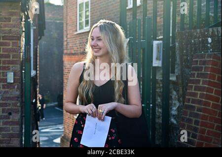 Lewes UK 13. August 2020 - glückliche Schüler nach Erhalt ihrer A-Level-Ergebnisse von Lewes Old Grammar School in East Sussex heute : Credit Simon Dack / Vervate / Alamy Live News Stockfoto