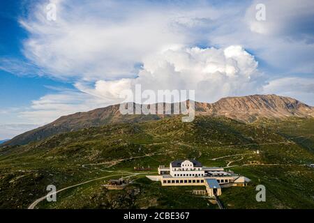 Luftaufnahme der Standseilbahn und Romantik Hotel, Muottas Muragl, Samedan, Kanton Graubünden, Engadin, Schweiz Stockfoto