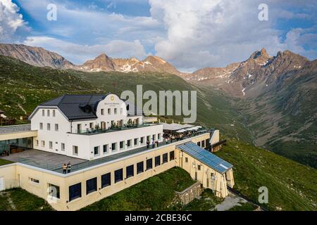 Touristen bewundern die Berge von der Terrasse der Standseilbahn, Muottas Muragl, Kanton Graubünden, Engadin, Schweiz Stockfoto