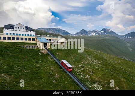 Rote Standseilbahn bergauf Richtung Bergstation Muottas Muragl, Kanton Graubünden, Engadin, Schweiz Stockfoto