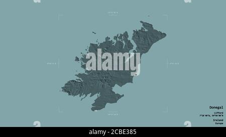 Gebiet von Donegal, Grafschaft Irland, isoliert auf einem soliden Hintergrund in einem georeferenzierten Begrenzungsrahmen. Beschriftungen. Farbige Höhenkarte. 3D-Rendering Stockfoto