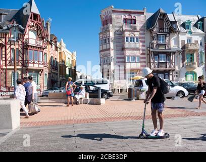 boulevard mit Menschen und bunten Häusern von Mers les bains In der französischen normandie Stockfoto