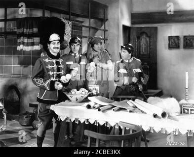 GROUCHO MARX ZEPPO MARX MARGARET DUMONT UND CHICO MARX IN DUCK SOUP 1933 Regisseur LEO McCarey Geschichte Bert Kalmar und Harry Ruby Paramount Pictures Stockfoto