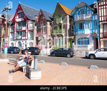 boulevard mit Menschen und bunten Häusern von Mers les bains In der französischen normandie Stockfoto