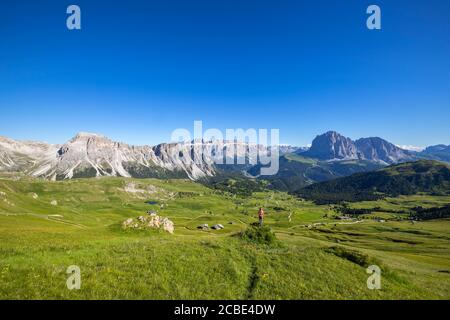 Eine Frau beobachtet Berge von Seceda, Gruppo delle Geisler, Dolomiti di Gardena, Bozen, Trentino Alto Adige, Italien, Südeuropa Stockfoto
