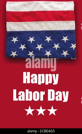 Happy Labor Day Gruß, Einladungskarte. US-Feiertag, Text und USA-Flagge auf rotem Hintergrund. Festliches Plakat, Banner Stockfoto