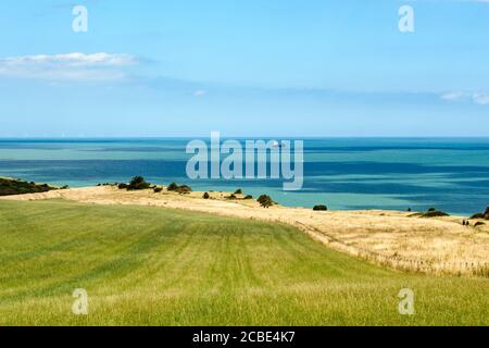 Wandern auf dem Kent Coastal Path (oder Saxon Shore Way) mit Blick auf den Ärmelkanal in der Nähe von Kingsdown, Deal, Kent, Großbritannien Stockfoto