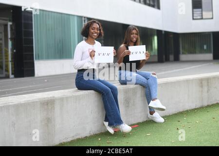 Lauren Lopez (links) und Brenda Irabor posieren für ein Foto, als Studenten der Ark Globe Academy in Brixton, London, ihre A-Level-Ergebnisse erhalten. Stockfoto