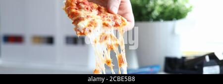 Hand nimmt ein Stück köstliche heiße Pizza Nahaufnahme Stockfoto