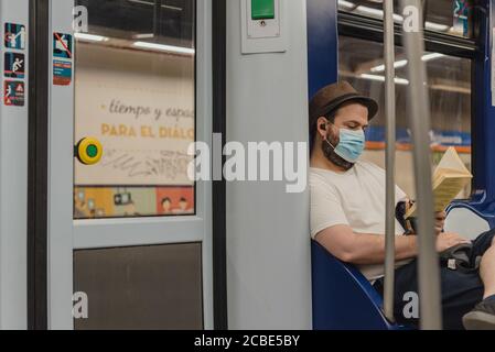 MADRID, SPANIEN - 07. Aug 2020: Ein Mann mit Hut im Zug. Stockfoto