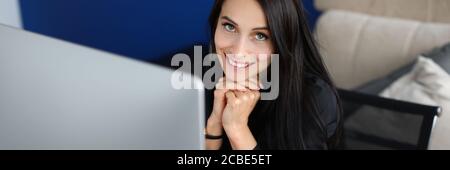Glücklich Brünette Frau sitzen Arbeitsplatz und lächeln Stockfoto