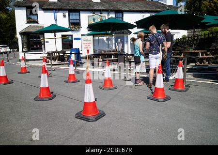 Maßnahmen zur sozialen Distanzierung außerhalb eines der britannia Inn Pub während der covid-19 Coronavirus Ausbruch in der lake District cumbria engl Stockfoto