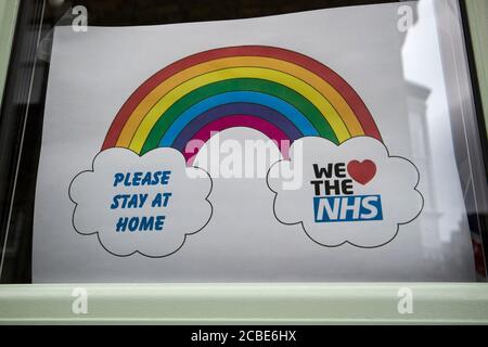 regenbogenplakate von Kindern für den nhs platziert fenster während covid-19 Pandemie See Bezirk cumbria england großbritannien Stockfoto