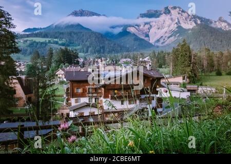 Paar im Urlaub in den Dolomiten Italien, kleine Kirche bei bewölktem nebligen Wetter, St. Vigil in Enneberg,Südtirol,Italien St. Vigil in Enneberg Stockfoto