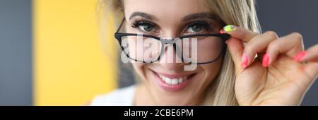 Hübsche Erwachsene in weißem Top Stockfoto