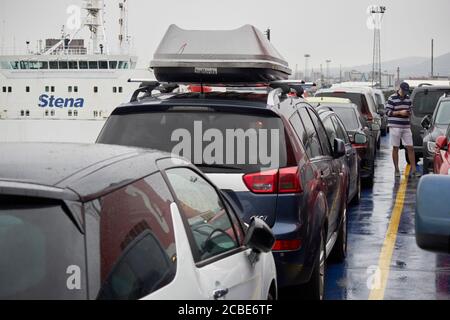 Autos auf der liverpool belfast stena Line Fähre uk geparkt Autos, die über Nordirland nach irland reisen, um Quarantäne zu vermeiden Periode während des covid outbr Stockfoto