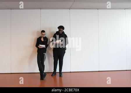 Studenten der Ark Globe Academy in Brixton, London, reagieren, wenn sie ihre A-Level-Ergebnisse erhalten. Stockfoto