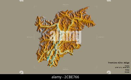 Gebiet von Trentino-Südtirol, autonome Region Italiens, isoliert auf einem soliden Hintergrund in einem georeferenzierten Begrenzungsrahmen. Beschriftungen. Topografisches Relief ma Stockfoto