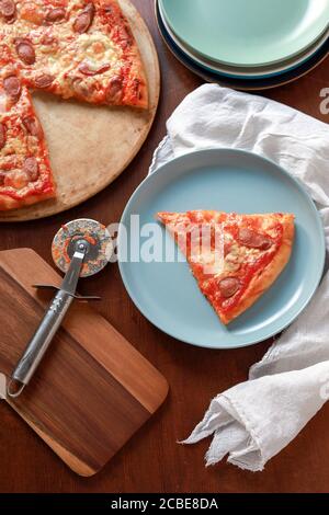 Ein Stück frisch gebackene hausgemachte Pizza wird serviert Stockfoto
