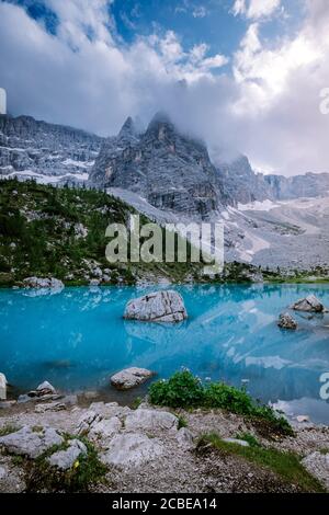 Blauer grüner See in den italienischen Dolomiten,schöner See Sorapis Lago di Sorapis in den Dolomiten, beliebtes Reiseziel in Italien Stockfoto