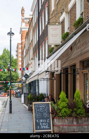 Leute im Gespräch sitzen am Tisch vor dem Grazing Goat Pub in New Quebec Street, London, England, Großbritannien Stockfoto