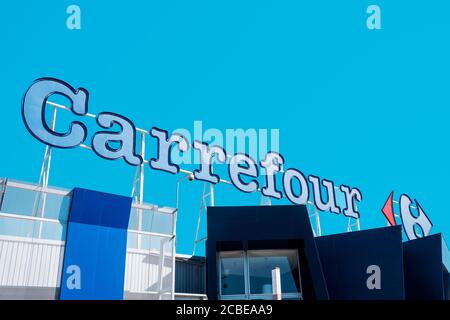 EL PRAT DE LLOBREGAT, SPANIEN - 7. AUGUST 2020: Detail des Logos des Carrefour-Hypermarktes, einer beliebten Hypermarktkette in Spanien und einer der Mo Stockfoto