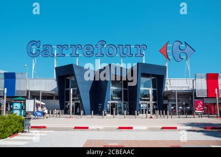 EL PRAT DE LLOBREGAT, SPANIEN - 7. AUGUST 2020: Ein Blick auf die Hauptfassade des Carrefour Hypermarktes, einer beliebten Hypermarktkette in Spanien, und einer der Stockfoto