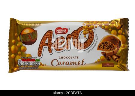 Neue Tafel von Nestle Aero Schokolade Karamell Tafel von Schokolade Isoliert auf weißem Hintergrund - fühlen Sie die Blasen schmelzen Stockfoto