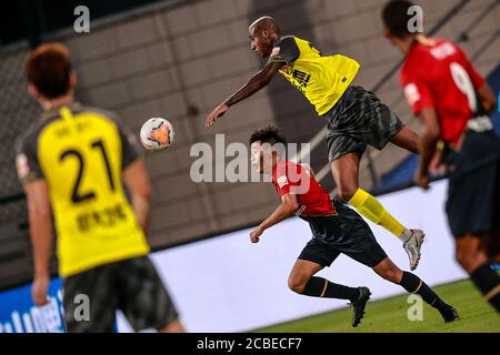 Der brasilianische Fußballspieler Anderson Souza Conceicao, bekannt als Anderson Talisca oder einfach Talisca, aus Guangzhou Evergrande Taobao F.C., Mitte rechts, spielt während des dritten Spieles der 2020 Chinese Super League (CSL) gegen Shenzhen F.C. in Dalian, nordöstlich der chinesischen Provinz Liaoning, 4. August 2020. Guangzhou Evergrande Taobao schlägt den FC Shenzhen mit 3:1. Stockfoto