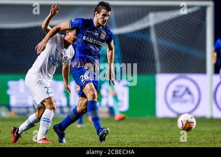 Der kroatische Fußballspieler Ivan Santini aus Jiangsu Suning F.C., rechts, schützt den Ball beim dritten Spiel der chinesischen Super League (CSL) 2020 gegen den F.C. Dalian Professional in der Stadt Dalian, nordöstlich der Provinz Liaoning, 4. August 2020. Der FC Jiangsu Suning schlägt den F.C. Dalian Professional mit 2:1. Stockfoto