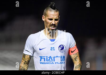 Der slowakische Fußballspieler Marek Hamsik vom F.C. Dalian Professional reagiert beim dritten Spiel der chinesischen Super League (CSL) 2020 gegen den FC Jiangsu Suning in Dalian, nordöstlich der Provinz Liaoning, am 4. August 2020. Der FC Jiangsu Suning schlägt den F.C. Dalian Professional mit 2:1. Stockfoto