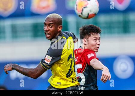 Der brasilianische Fußballspieler Anderson Souza Conceicao, bekannt als Anderson Talisca oder einfach Talisca, aus Guangzhou Evergrande Taobao F.C., links, kämpft während des dritten Spieles der 2020 Chinese Super League (CSL) gegen Shenzhen F.C. in Dalian, nordöstlich der chinesischen Provinz Liaoning, am 4. August 2020 um den Ball. Guangzhou Evergrande Taobao schlägt den FC Shenzhen mit 3:1. Stockfoto