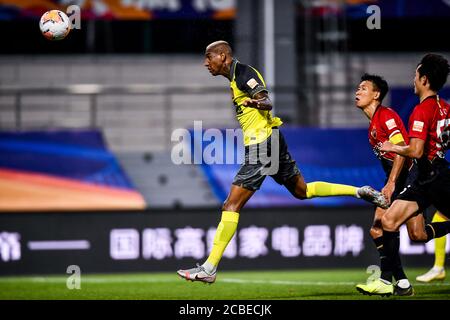 Der brasilianische Fußballspieler Anderson Souza Conceicao, bekannt als Anderson Talisca oder einfach Talisca, aus Guangzhou Evergrande Taobao F.C., spielt im dritten Spiel der 2020 Chinese Super League (CSL) gegen Shenzhen F.C. in Dalian, nordöstlich der chinesischen Provinz Liaoning, 4. August 2020. Guangzhou Evergrande Taobao schlägt den FC Shenzhen mit 3:1. Stockfoto