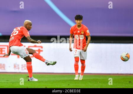 Der brasilianische Fußballspieler Anderson Souza Conceicao, bekannt als Anderson Talisca oder einfach Talisca, aus Guangzhou Evergrande Taobao F.C., links, übergibt den Ball beim vierten Spiel der 2020 Chinese Super League (CSL) gegen Shandong Luneng Taishan F.C., Dalian City, Nordost-Chinas Provinz Liaoning, 9. August 2020. Guangzhou Evergrande Taobao F.C. wurde von Shandong Luneng Taishan mit 0:1 besiegt. Stockfoto