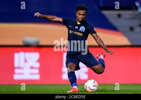 Der brasilianische Fußballspieler Renato Ribeiro Calixto oder Renatinho aus Guangzhou R&F F.C. schießt beim vierten Spiel der Chinese Super League (CSL) 2020 gegen Jiangsu Suning F.C., Stadt Dalian, nordöstlich der chinesischen Provinz Liaoning, 9. August 2020. Guangzhou R&F F.C. wurde von Jiangsu Suning F.C. mit 0:2 besiegt. Stockfoto