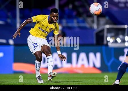 Der ghanaische Fußballspieler Mubarak Wakaso vom FC Jiangsu Suning schießt beim vierten Spiel der Chinese Super League (CSL) 2020 gegen Guangzhou R&F F.C., Stadt Dalian, nordöstlich der chinesischen Provinz Liaoning, 9. August 2020. Guangzhou R&F F.C. wurde von Jiangsu Suning F.C. mit 0:2 besiegt. Stockfoto