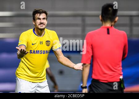 Der kroatische Fußballspieler Ivan Santini vom FC Jiangsu Suning argumentiert mit einem Schiedsrichter beim vierten Spiel der chinesischen Super League (CSL) 2020 gegen Guangzhou R&F F.C., Stadt Dalian, nordöstlich der chinesischen Provinz Liaoning, 9. August 2020. Guangzhou R&F F.C. wurde von Jiangsu Suning F.C. mit 0:2 besiegt. Stockfoto