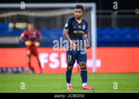 Der brasilianische Fußballspieler Renato Ribeiro Calixto oder Renatinho aus Guangzhou R&F F.C. spielt beim vierten Spiel der Chinese Super League (CSL) 2020 gegen Jiangsu Suning F.C., Stadt Dalian, nordöstlich der chinesischen Provinz Liaoning, 9. August 2020. Guangzhou R&F F.C. wurde von Jiangsu Suning F.C. mit 0:2 besiegt. Stockfoto