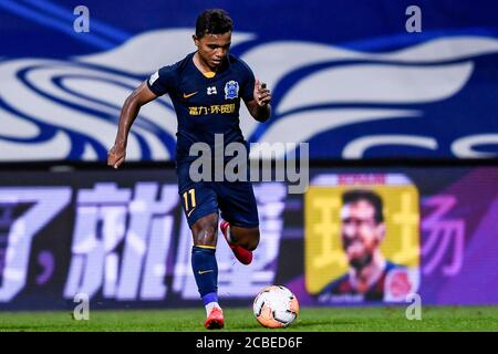 Der brasilianische Fußballspieler Renato Ribeiro Calixto oder Renatinho von Guangzhou R&F F.C., hält den Ball beim vierten Spiel der chinesischen Super League (CSL) 2020 gegen Jiangsu Suning F.C., Stadt Dalian, nordöstlich der chinesischen Provinz Liaoning, 9. August 2020. Guangzhou R&F F.C. wurde von Jiangsu Suning F.C. mit 0:2 besiegt. Stockfoto