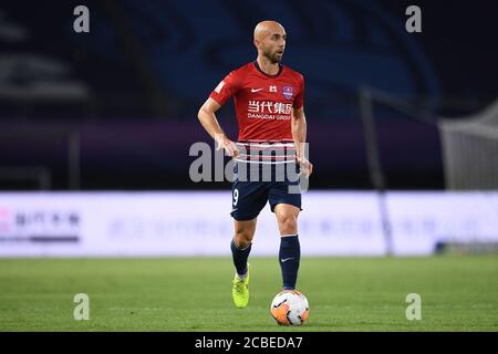 Der polnische Fußballspieler Adrian Mierzejewski von Chongqing SWM hält den Ball beim vierten Spiel der chinesischen Super League (CSL) 2020 gegen Qingdao Huanghai F.C., Stadt Suzhou, ostchinesische Provinz Jiangsu, 11. August 2020. Qingdao Huanghai F.C. und Chongqing SWM zeichneten das Spiel mit 0:0. Stockfoto