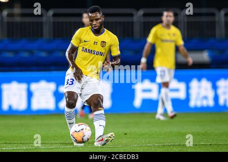 Der ghanaische Fußballspieler Mubarak Wakaso aus Jiangsu Suning F.C. hält den Ball beim vierten Spiel der 2020 Chinese Super League (CSL) gegen Guangzhou R&F F.C., Stadt Dalian, nordöstlich der chinesischen Provinz Liaoning, 9. August 2020. Guangzhou R&F F.C. wurde von Jiangsu Suning F.C. mit 0:2 besiegt. Stockfoto