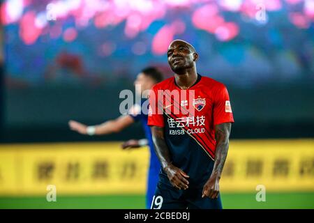 Der kamerunische Fußballspieler John Mary of Shenzhen F.C. bedauert das vierte Spiel der Chinese Super League (CSL) 2020 gegen Henan Jianye F.C., Stadt Dalian, nordöstlich von Chinas Provinz Liaoning, 10. August 2020. Shenzhen F.C. wurde von Henan Jianye F.C. mit 1:2 besiegt. Stockfoto