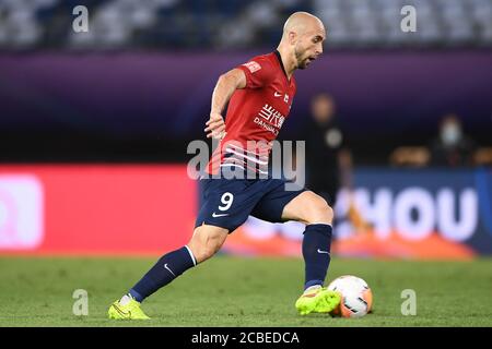 Der polnische Fußballspieler Adrian Mierzejewski von Chongqing SWM hält den Ball beim vierten Spiel der chinesischen Super League (CSL) 2020 gegen Qingdao Huanghai F.C., Stadt Suzhou, ostchinesische Provinz Jiangsu, 11. August 2020. Qingdao Huanghai F.C. und Chongqing SWM zeichneten das Spiel mit 0:0. Stockfoto