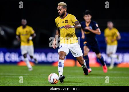 Der brasilianische Fußballspieler Alex Teixeira vom Jiangsu Suning F.C. hält den Ball beim vierten Spiel der 2020 Chinese Super League (CSL) gegen Guangzhou R&F F.C., Stadt Dalian, nordöstlich der chinesischen Provinz Liaoning, 9. August 2020. Guangzhou R&F F.C. wurde von Jiangsu Suning F.C. mit 0:2 besiegt. Stockfoto