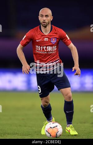 Der polnische Fußballspieler Adrian Mierzejewski von Chongqing SWM hält den Ball beim vierten Spiel der chinesischen Super League (CSL) 2020 gegen Qingdao Huanghai F.C., Stadt Suzhou, ostchinesische Provinz Jiangsu, 11. August 2020. Qingdao Huanghai F.C. und Chongqing SWM zeichneten das Spiel mit 0:0. Stockfoto