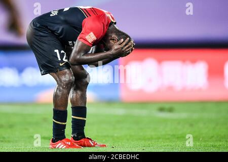 Der kamerunische Fußballspieler John Mary of Shenzhen F.C. bedauert das vierte Spiel der Chinese Super League (CSL) 2020 gegen Henan Jianye F.C., Stadt Dalian, nordöstlich von Chinas Provinz Liaoning, 10. August 2020. Shenzhen F.C. wurde von Henan Jianye F.C. mit 1:2 besiegt. Stockfoto