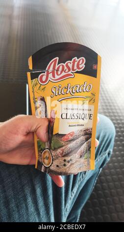 Aoste Wurst stickado. Fleisch-Snacks, Salami-Sticks Stockfoto
