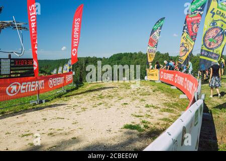 Stadt Cesis, Lettland. Mountainbike-Strecke. Ein sonniger Tag auf dem Berg.09.08.2020 Stockfoto