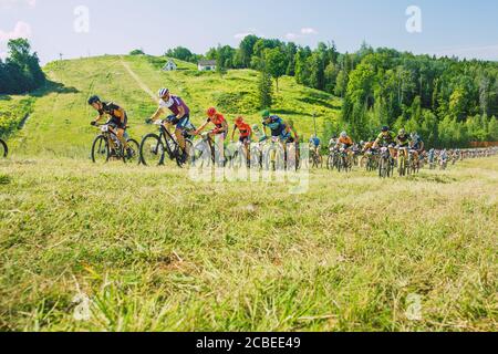 Stadt Cesis, Lettland. Gemeinsame Radtour in die Berge. Ein sonniger Tag auf dem Berg.09.08.2020 Stockfoto